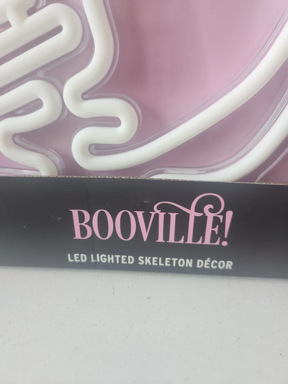 BOOVILLE LED Animated Lighted Waving Skeleton Décor - White Neon Skull